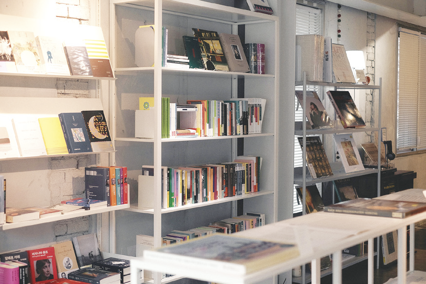 동네6-번역가의 서재1.png