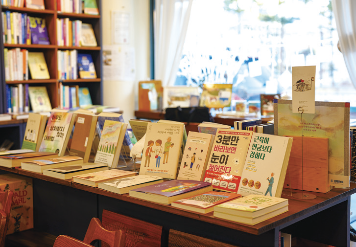 동네1-책방내부2.png