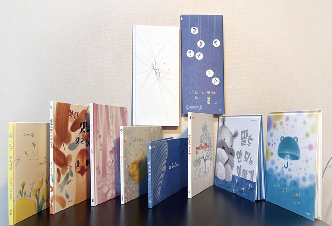 그림3-안효림-책들.png