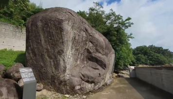 2. 남해 장량상 동정 마애비.png