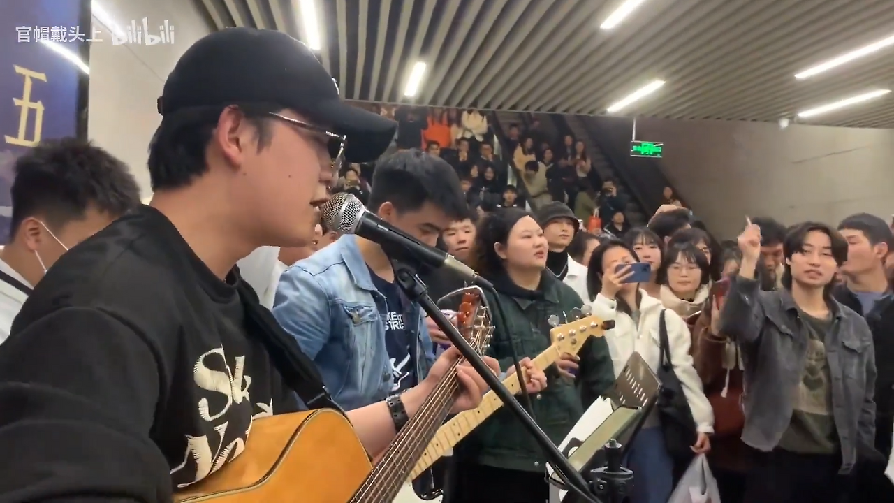 3月29日 贵州地铁大合唱《没有理想的人不伤心》完整版 1-5 screenshot.png