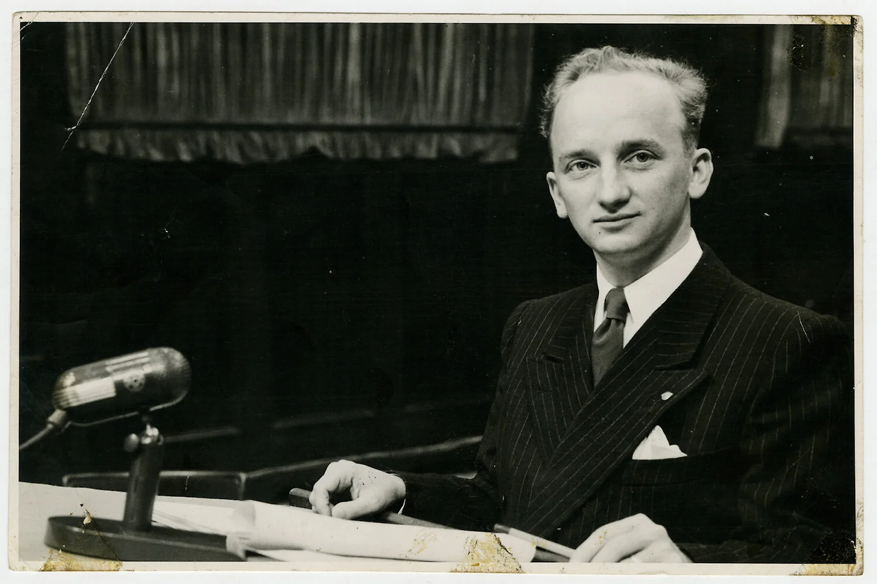 1947_Ben_Ferencz_Einsatzgruppen_Nuremberg_AtPodium-1800x1200-1-1500x1000.png