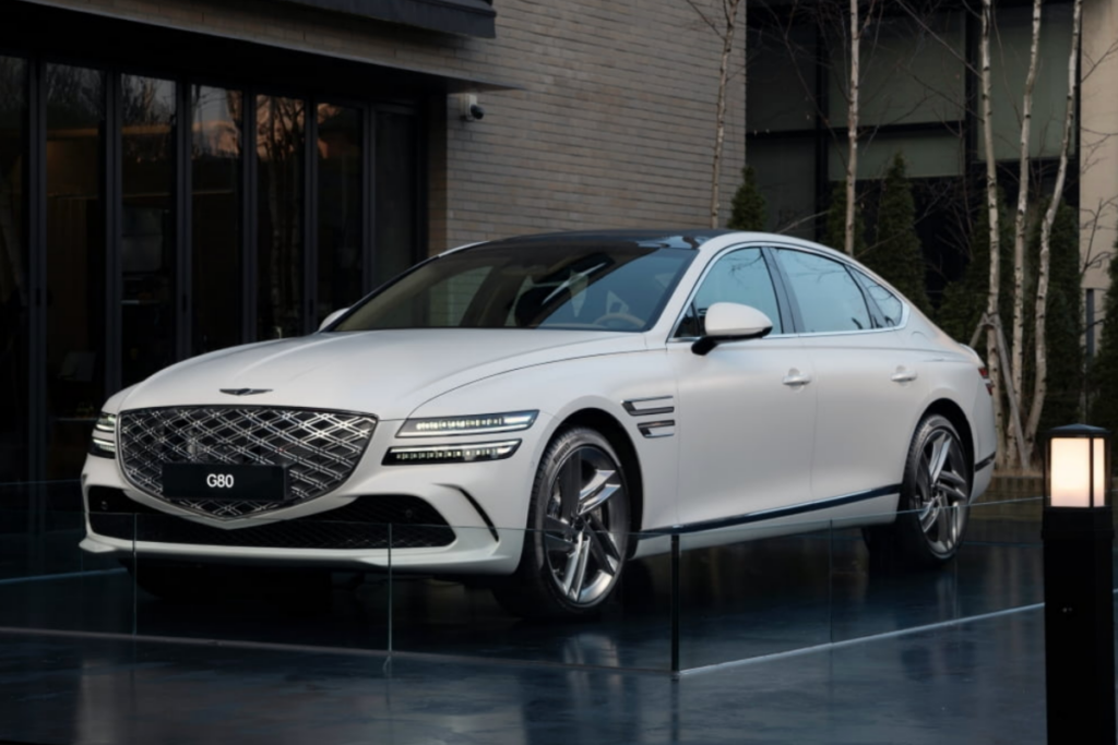 genesis-g80-vs-benz-2-1024x683.png