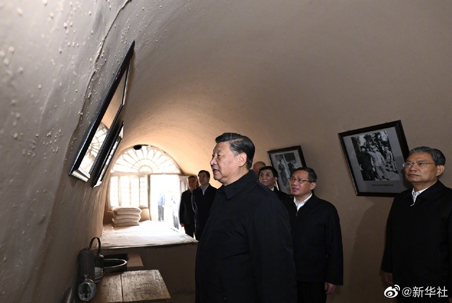 2022-10 Xi Jinping takes Politburo members to Yan'an 3.png