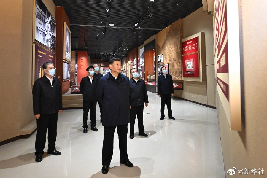 2022-10 Xi Jinping takes Politburo members to Yan'an 4.png