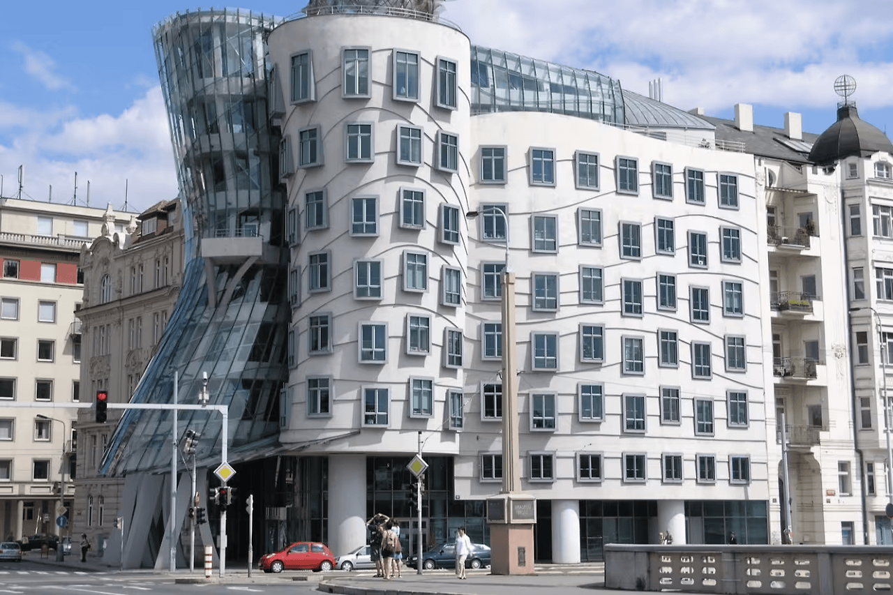 Frank Gehry The Dancing House in Prague.png