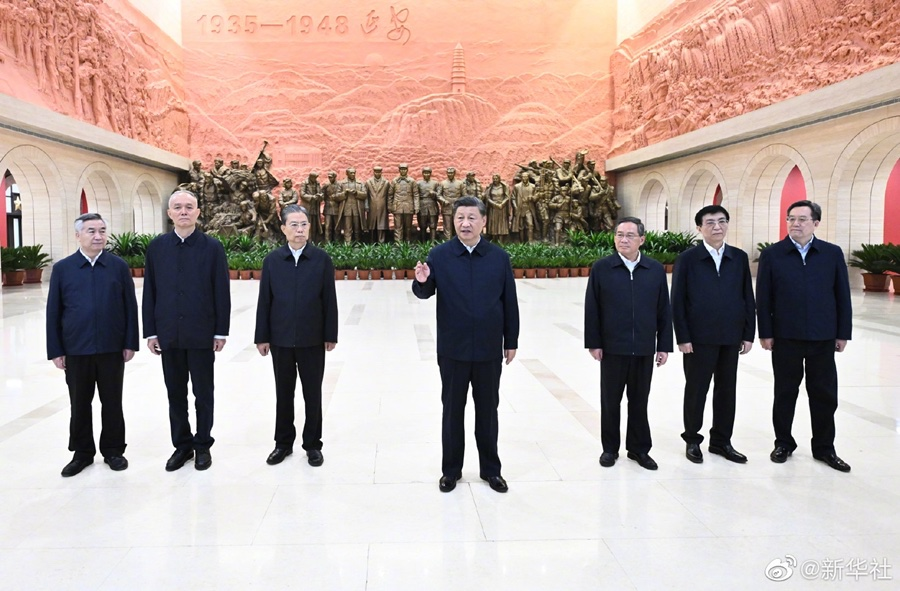 2022-10 Xi Jinping takes Politburo members to Yan'an 6.png