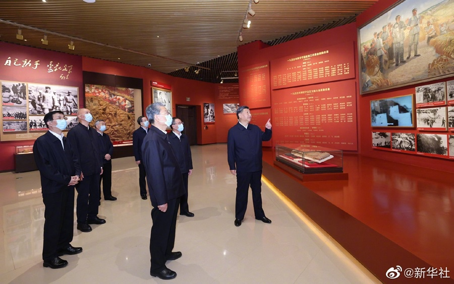 2022-10 Xi Jinping takes Politburo members to Yan'an 5.png