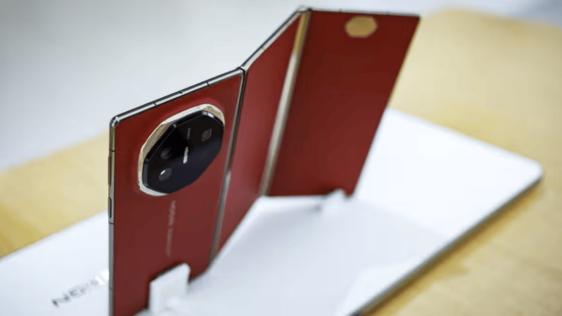 Huawei 3-fold smartphone.png