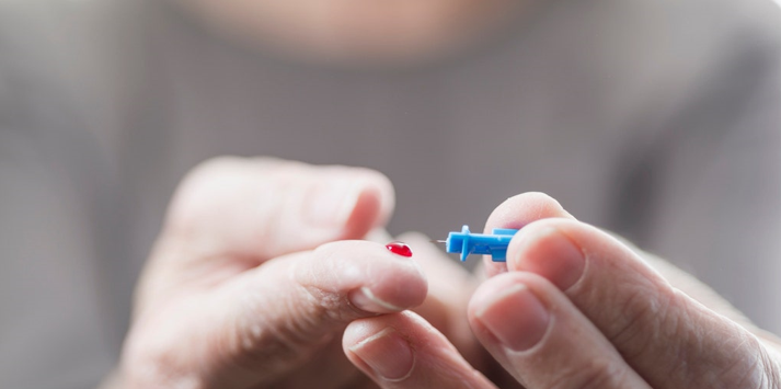 20260109 _ 알츠하이머, 손끝 채혈 검사로 조기징후 넓히나 _ 2-1.png