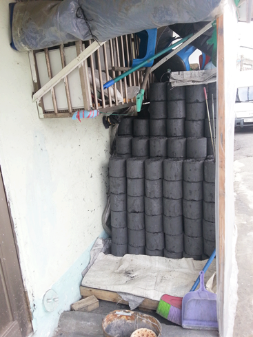 한옥의 추억 29. 연탄불 갈기와 연탄재 2..png