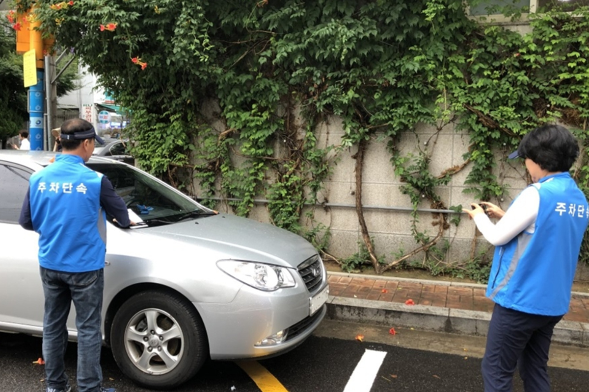 뉴스에이 주정차를 단속하는 공무원들.png