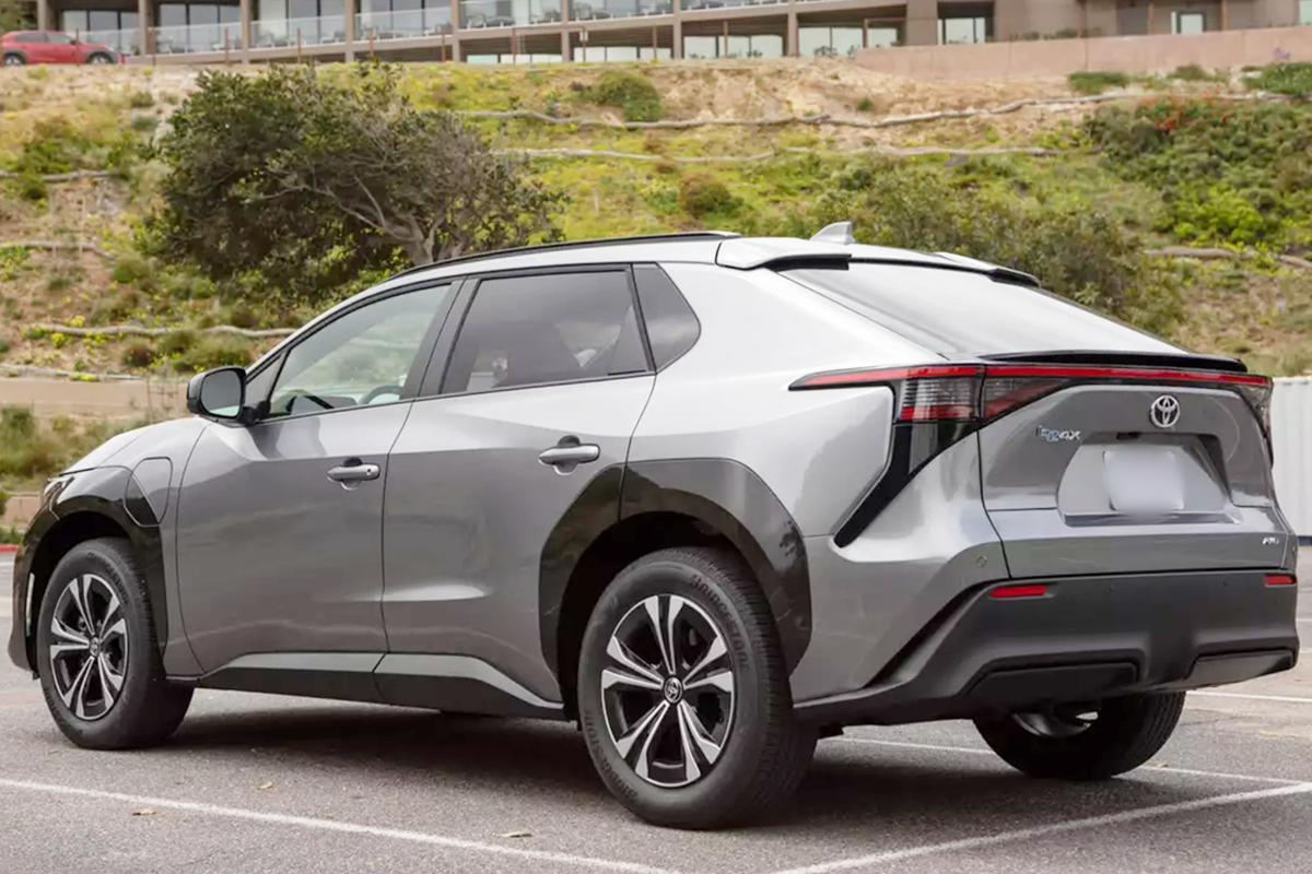 5_토요타 bZ4X_Carscom.png