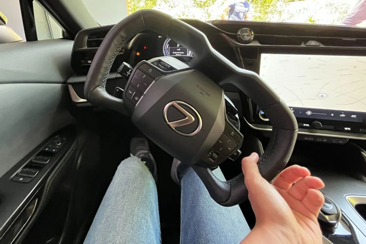 2_렉서스 RZ 스티어 바이 와이어.png