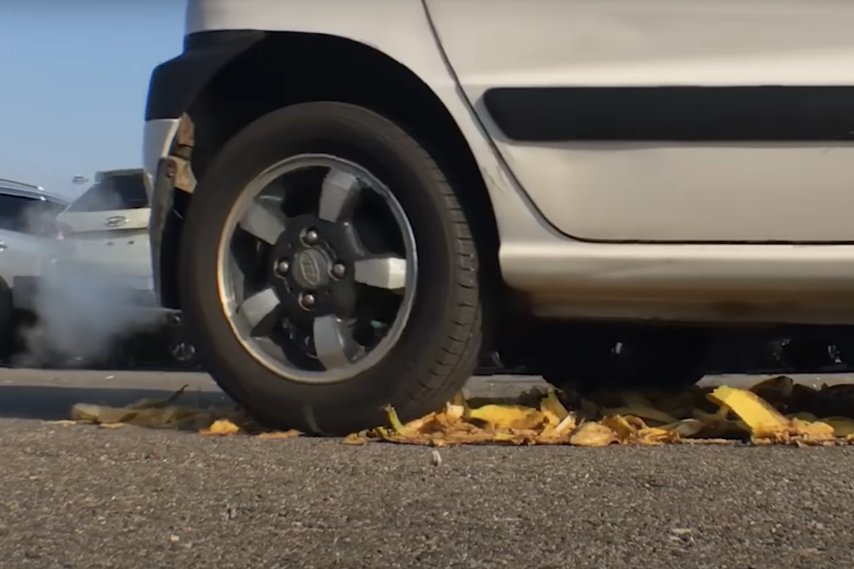 픽플러스 바나나 미끄러진다.png