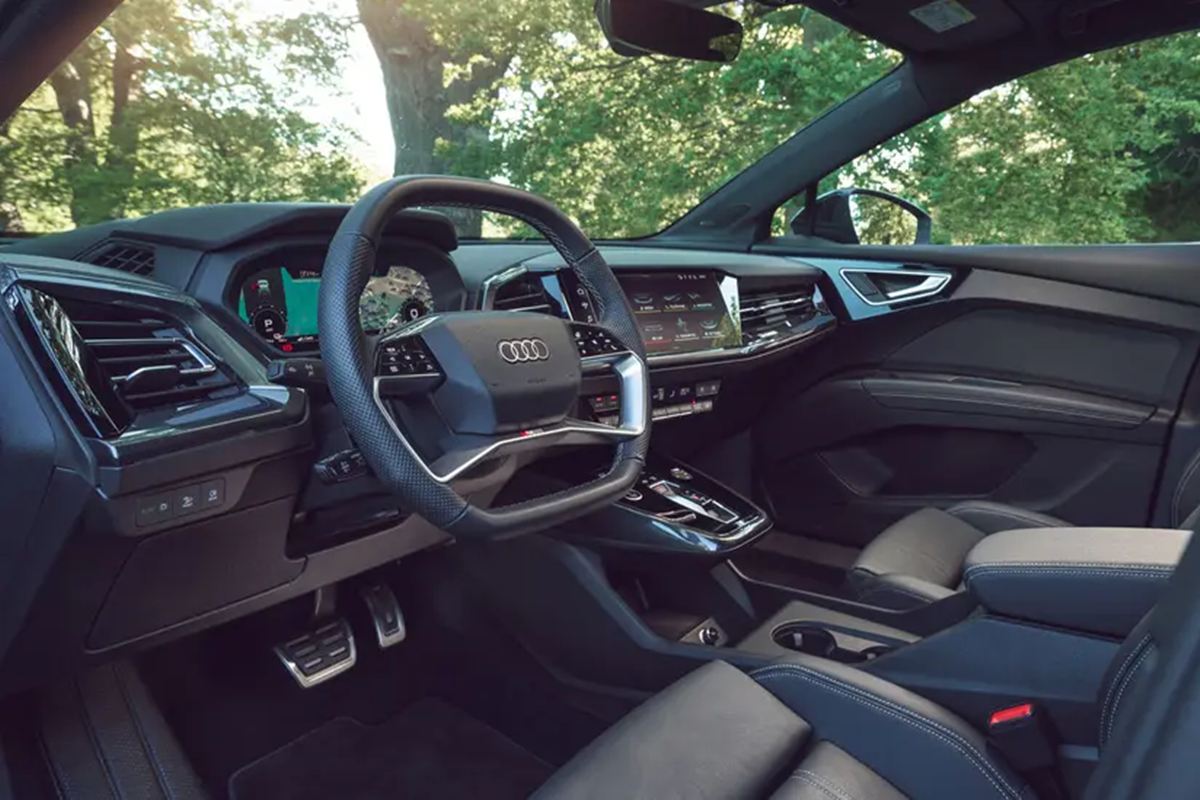 6_webpQ4 E-트론 스포트백 인테리어_Top Gear.png