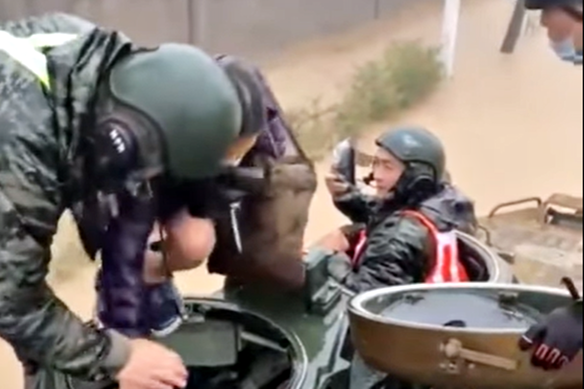 포항 주민을 구조하는 해병대와 구조대원 - 복사본.png