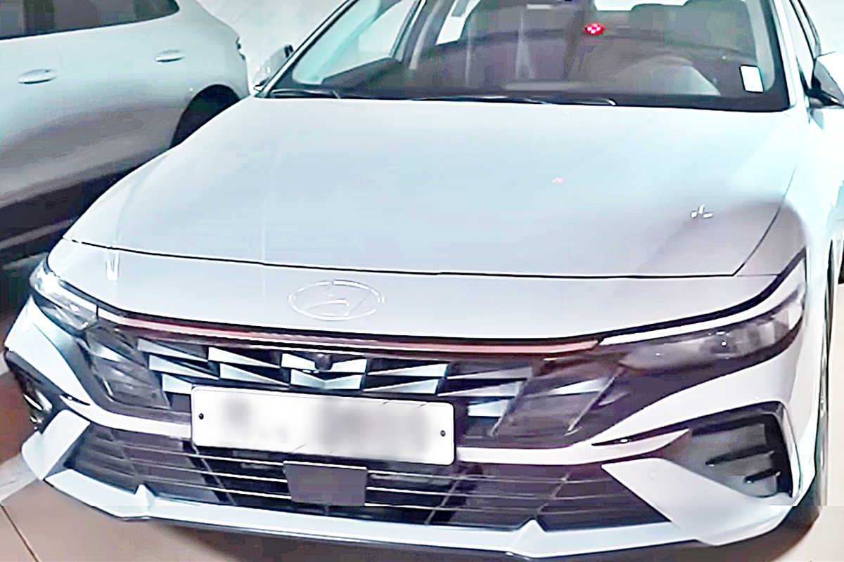 0_현대 아반떼 페이스리프트_유튜브 채널 '우파푸른하늘Woopa TV'_3.png