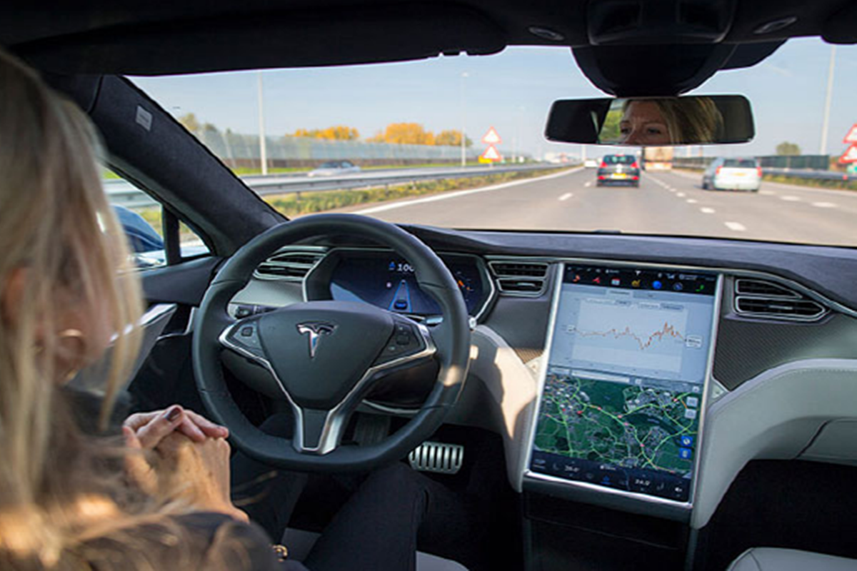 핸들에 손을 때고 있는 운전자.png