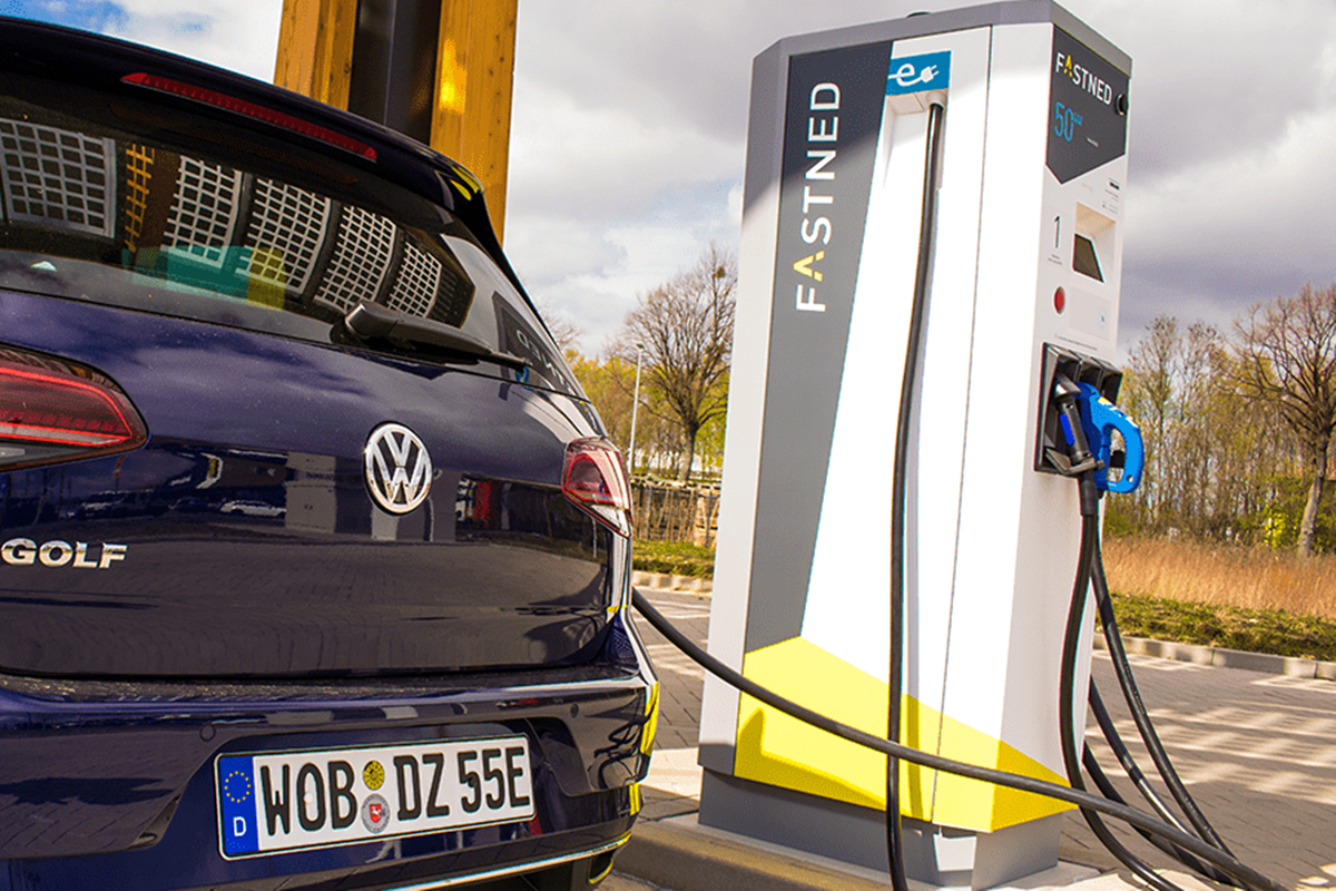 volkswagen-e-golf-fastned-hildesheim-daniel-boennighausen-02-min.png
