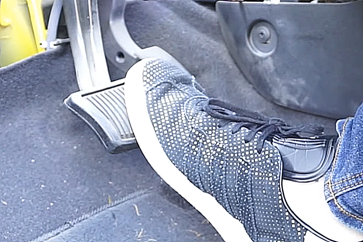 9_브레이크 페달_YouTube '미남의 운전교실'.png