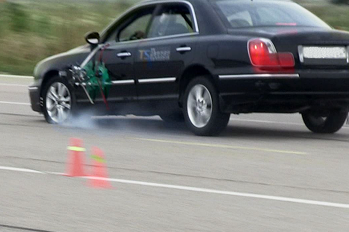 한국교통안전공단 고속주행 중 타이어 펑크 실험.png