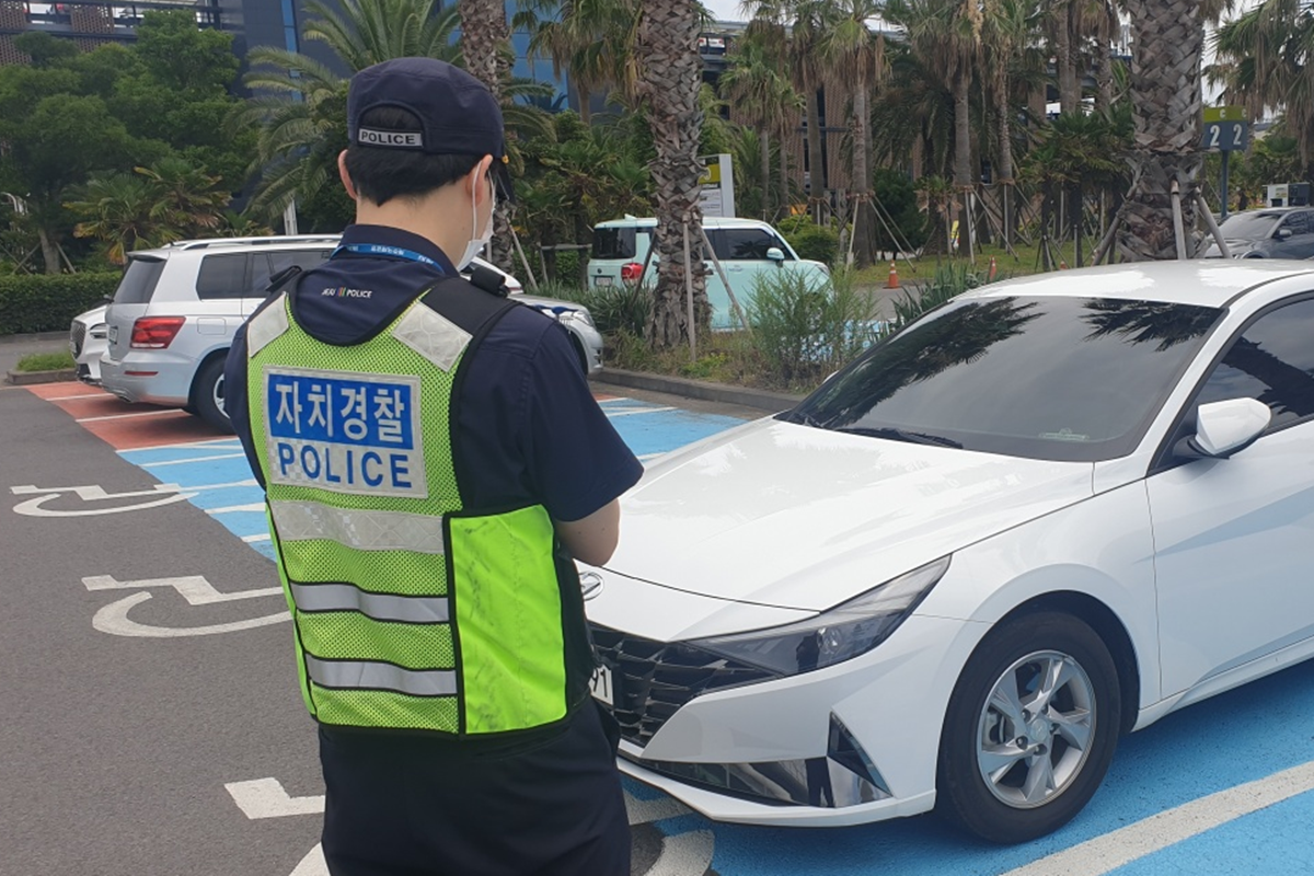 뉴스제주 장애인 주차구역 불법 주차를 단속하는 경찰.png