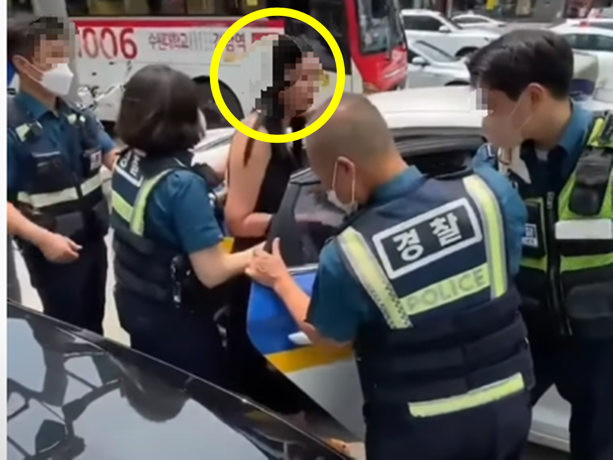 체포당하는 bmw 담배 테러 범인.png