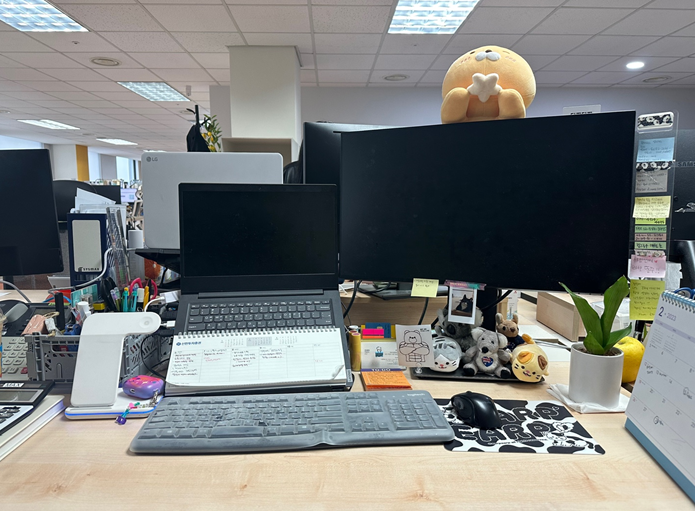 서정민_책상 전체샷.png