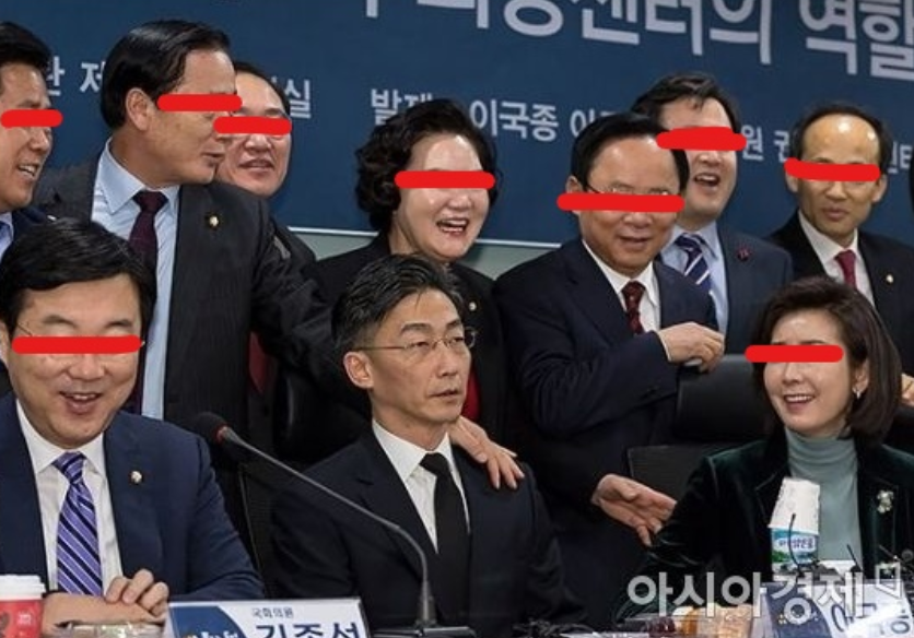 모두가 웃고 있는데, 유일하게 웃지 않는 이국종 교수.png