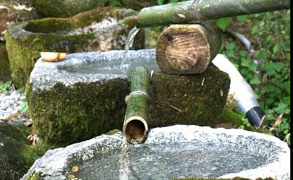 돌확이 있는 홈통.png