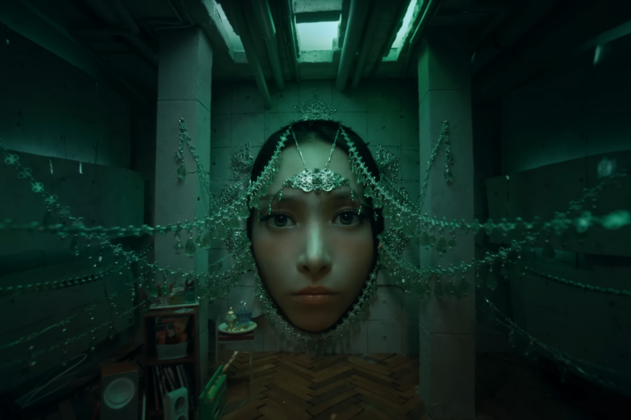 브랜드 필름_윤아.png