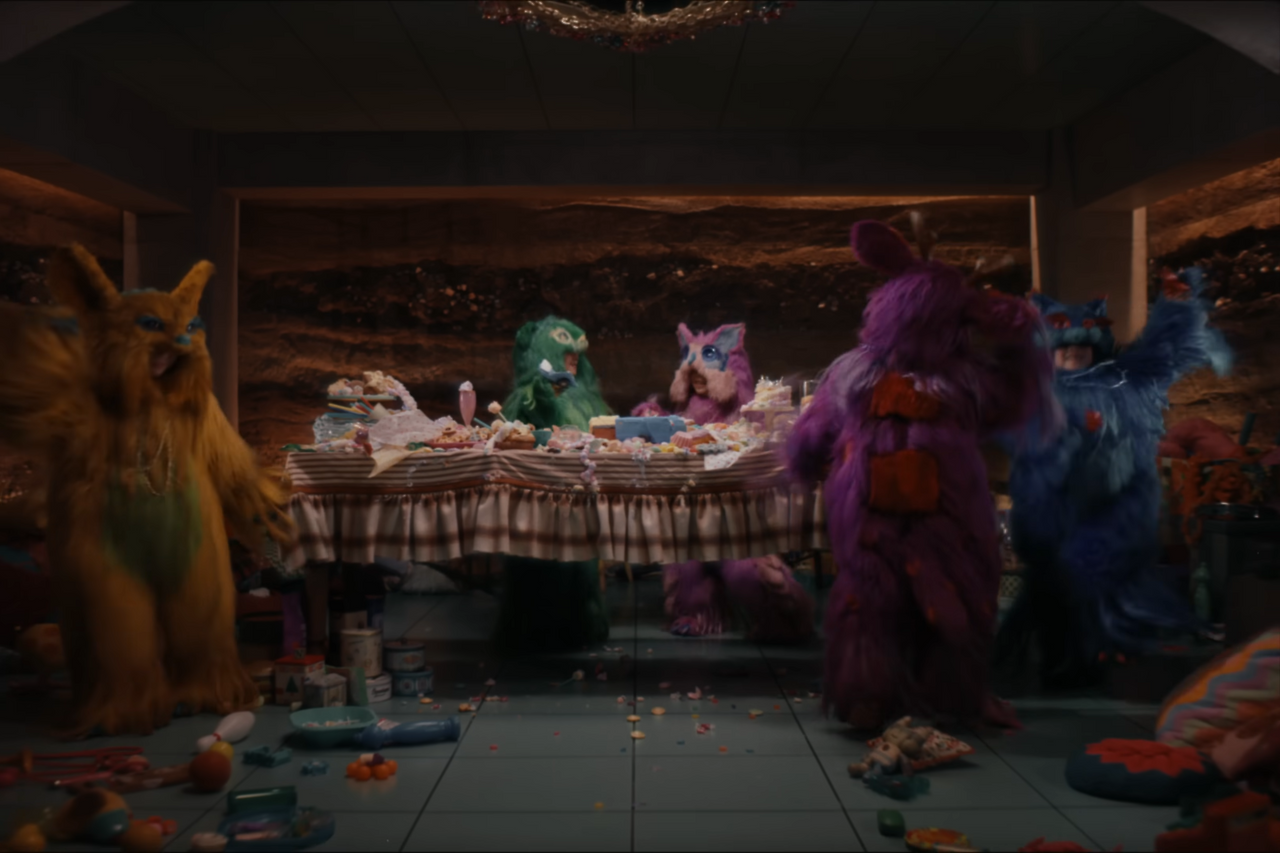 브랜드 필름_인형.png