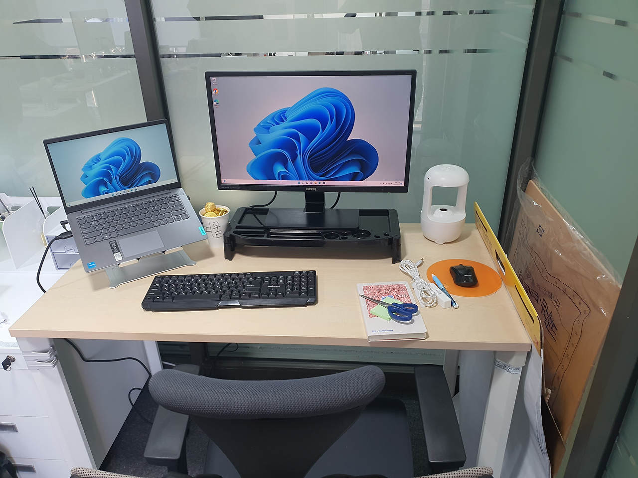 인턴 첫날 책상.png