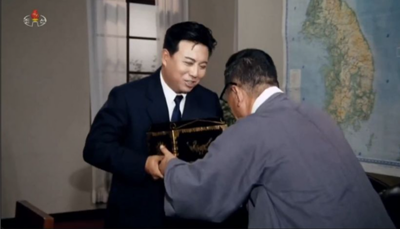 북한영화 위대한 품.png