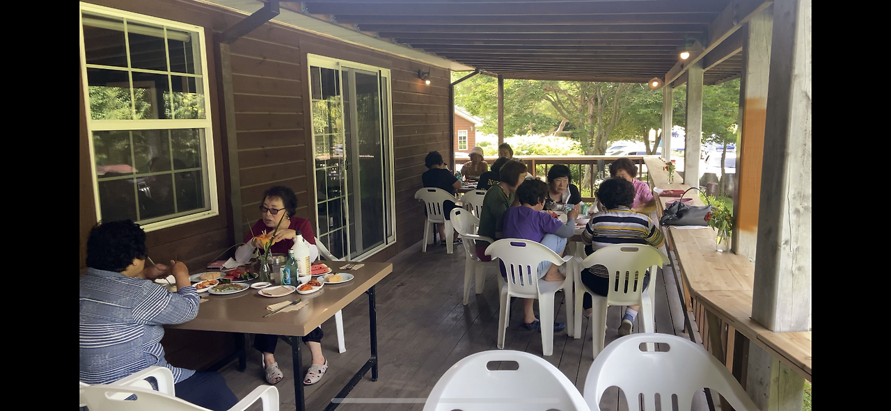 횡성 15주차 화요일_중복잔치_식사하는 부녀회원들_20220726_1658815808578.png