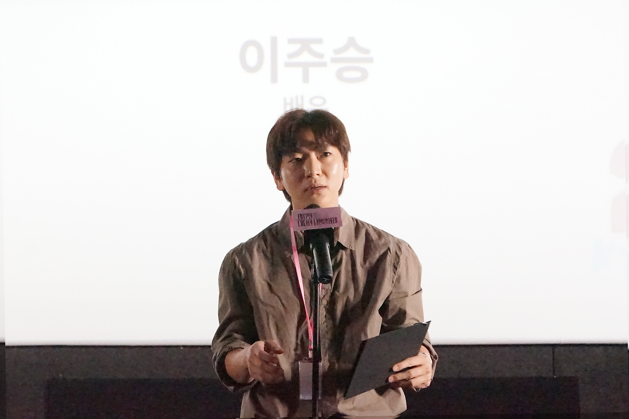 img03_'대단한 관객상-포스터상' 시상자 이주승 배우.png