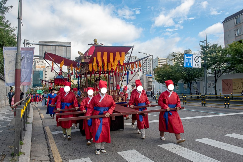 연도 구경꾼보다 가마멜꾼이 더 많은 정조 행렬 재연 행차(사진출처=수원시청).png