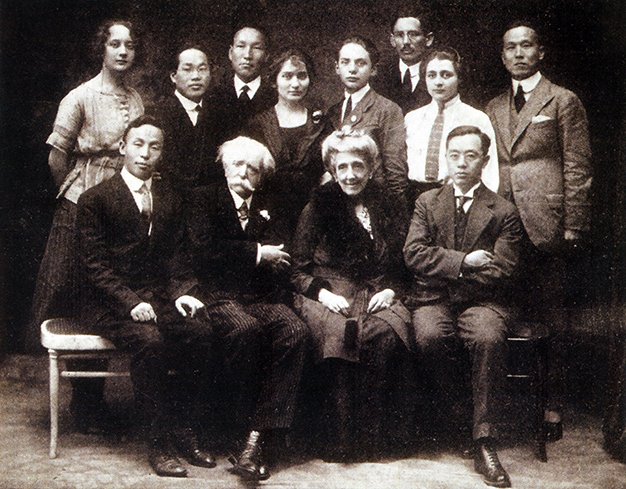 1919년 파리강화회의 참석한 대한민국임시정부 대표단과 이들의 현지 활동을 지원을 해준 프랑스인들. 앞줄 맨왼쪽이 여운홍(몽양 여운형의 친동생), 맨오른쪽이 김규식, 뒷줄 왼쪽에서 두번째가 이관용, 셋번째가 조소앙이다. 사진 위키미디어.png