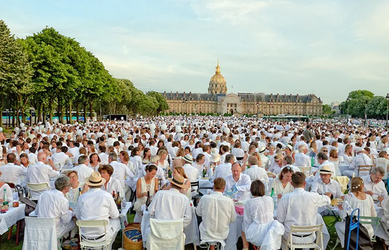 57_2018년 파리 앵발리드 광장에서 개최된 디네앙블랑. 사진 thegoodlifefrance.com.png