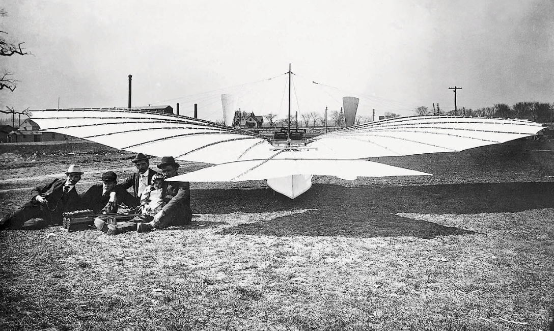 72_1901년 최초 동력 비행에 성공한 것으로 알려진 No.21 비행기와 구스타프 화이트헤드. 사진 항공위키.png