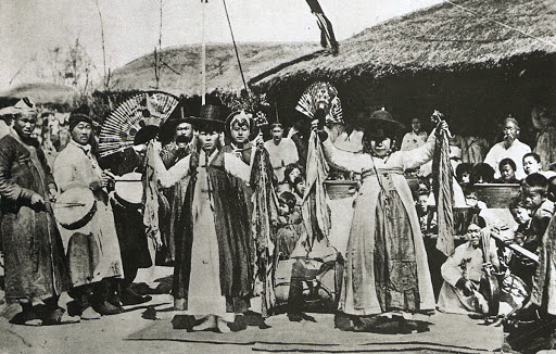 42_조선시대 무당. 사진 contents.history.go.kr.png