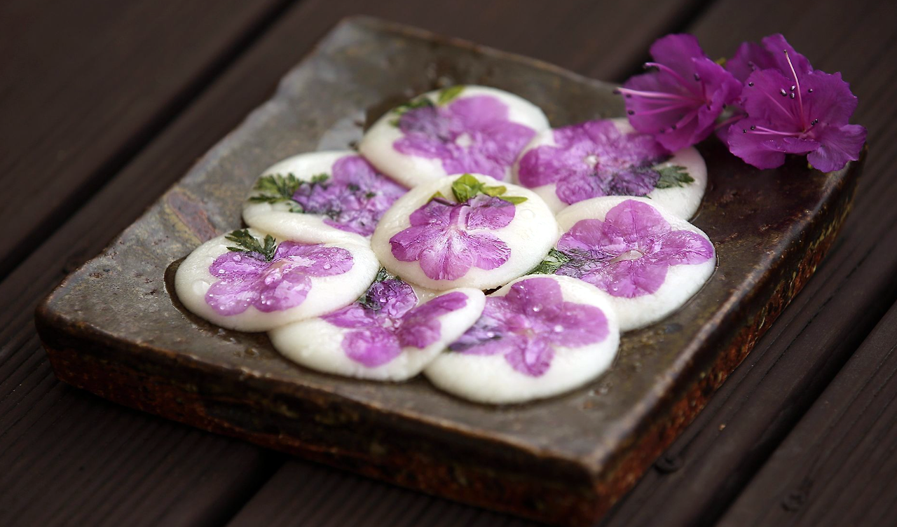 떡은 사람을 하나로 결속시켜주는 공동체 의식고취 음식이다. 삼짇날의 대표 세시 음식인 진달래화전. 사진 위키백과.png