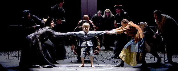 19_코카시안 백묵원 공연 장면. 사진 베를린앙상블극단.png