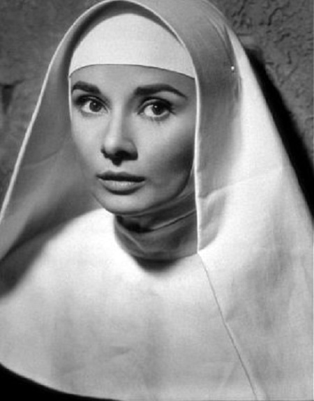 수녀복에 두건을 쓰고 있는 오드리 헵번. 영화 '파계(破戒)'의 스틸 컷.png