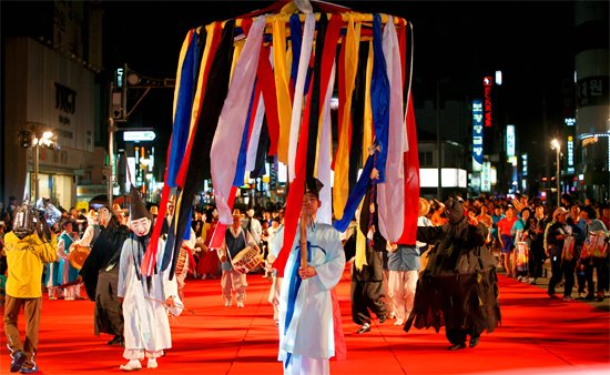 강릉단오제의 상징 신간목(神竿木)을 대신하는 화개(花蓋)를 앞세우고 행차하는 영신제 행렬. 사진 강릉단오제위원회.png