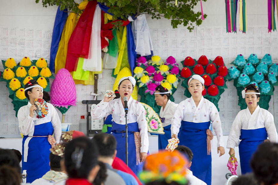 강릉단오굿을 이끄는 무당들은 세습무로서 연희예술성이 매우 뛰어나다. 사진 강릉시청.png
