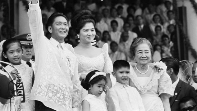 악명높은 독재자 마르코스와 사치의 여왕 이멜다의 아들이 필리핀의 새 대통령으로 취임하였다. 사진=BBC.png