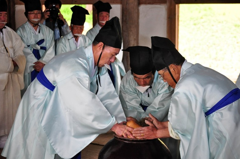 각종 제의에 쓰일 술을 담그는 신주근양(神酒謹釀). 사진 강릉단오제위원회.png