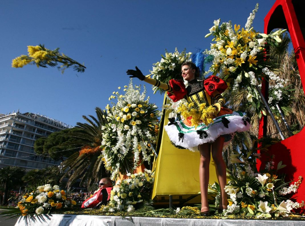 '꽃들의 전투' 퍼레이드 꽃마차에 올라타 꽃을 뿌려주는 미녀들(사진출처=nicecarnaval.com).png